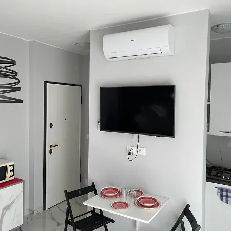 Wh Tommy- Attico Monolocale Con Parcheggio Gratuito E Grande Terrazza - A 5 Minuti Dal Centro - Wifi Апартаменты