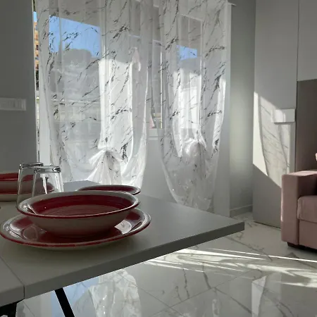 Wh Tommy- Attico Monolocale Con Parcheggio Gratuito E Grande Terrazza - A 5 Minuti Dal Centro - Wifi Апартаменты *